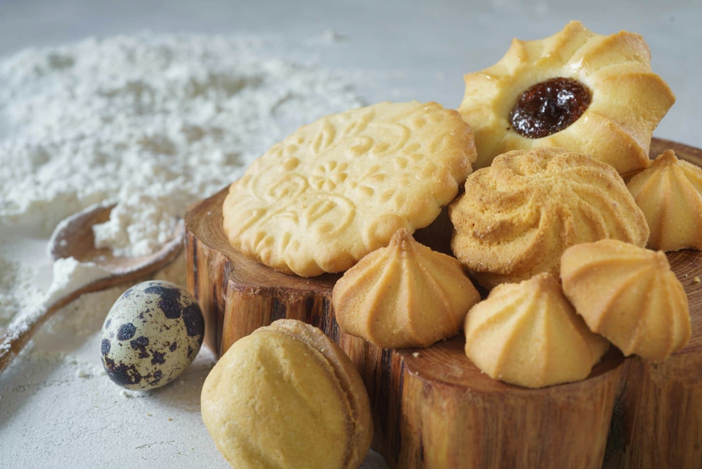 Galletas recién horneadas descansan sobre la superficie de un tronco de madera rústico.